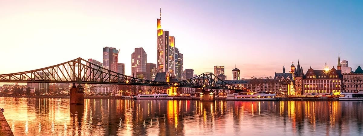 veranstaltungstechnik frankfurt - Frankfurt ist eine Drehscheibe – sowohl was Menschen, Güter, Dienstleistungen, aber auch was Kapital betrifft. Der Frankfurt Airport (FRA) ist der wichtigste Flughafen in Deutschland, von allen europäischen Flughäfen hat er das höchste Frachtaufkommen. Mit der Europäischen Zentralbank (EZB), der Frankfurter Börse, nahmhaften Bankhäusern und zahlreichen Finanzdienstleistern ist die Stadt am Main einer der zentralen Finanzplätze in Europa. Speziell wegen seiner verkehrsgünstigen Lage ist Frankfurt daraus folgend auch ein Zentrum für internationale Messen, Kongresse und Tagungen.