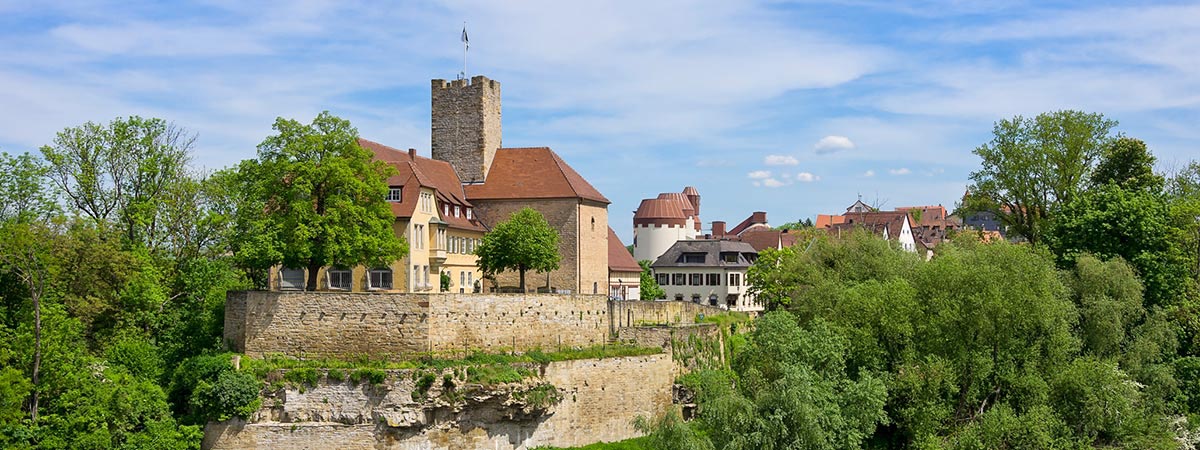 veranstaltungstechnik heilbronn - Umgeben von Weinbergen gehört die am Neckar gelegene Stadt Heilbronn zu den bedeutendsten Wirtschaftsstandorten des Landes Baden-Württemberg. Nicht umsonst hat auch PCS Konferenztechnik eine Niederlassung in dieser dynamischen und innovativen Stadt. Wir sind in Sachen Konferenztechnik vor Ort, wenn Sie für Ihre Tagung oder Konferenz in Heilbronn Diskussionsanlagen mieten möchten. Mieten Sie bei uns Sprechstellen für Ihre Diskussionsrunde oder beauftragen Sie die komplette Planung der technischen Umsetzung Ihres Events – mit uns von PCS haben Sie einen kompetenten Partner an Ihrer Seite.