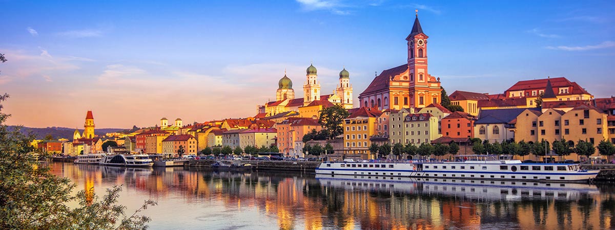 veranstaltungstechnik passau – A "cidade dos três rios" Passau, situada entre os rios Danúbio, Inn e Ilz, impressiona pela sua localização atmosférica e pelo seu encanto histórico. Os mestres italianos do século XVII deixaram a sua marca na cidade velha barroca, no centro da qual a majestosa Catedral de Santo Estêvão alberga o maior órgão de catedral do mundo.