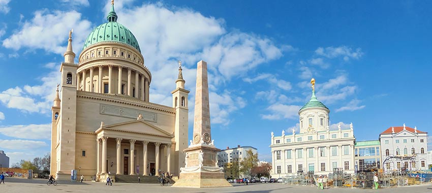 veranstaltungstechnik potsdam - Quand on parle d'installations de guidage, de systèmes de tourguide et de PFA, on – entend souvent la même chose, du moins techniquement parlant. D'une manière générale, toutes ces installations se composent de microphones et de casques ou de récepteurs de poche avec écouteurs – ainsi que d'une liaison radio entre ces deux éléments. L'abréviation officielle PFA signifie "système de guidage des personnes” ", comme l'utilisent souvent les interprètes. Il existe également des désignations d'appareils telles que "valise de chuchotage”", "installation de chuchotage”", "systèmes de guidage des visiteurs”" ou encore "Pefa”".