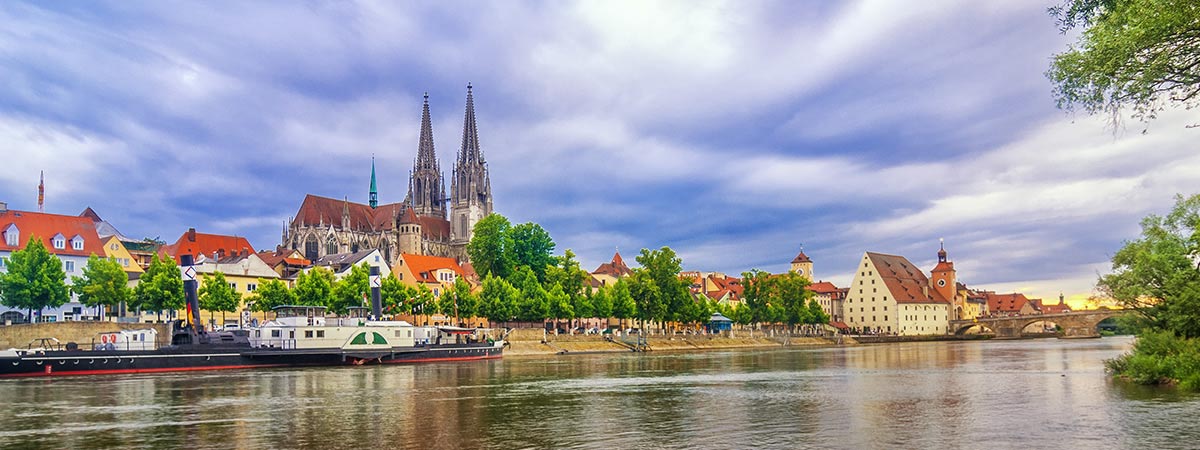 veranstaltungstechnik regensburg - Ratisbona es la animada capital del distrito administrativo bávaro del Alto Palatinado. Económicamente, Ratisbona y sus alrededores se caracterizan principalmente por la industria manufacturera (ingeniería automotriz y mecánica, ingeniería eléctrica, microelectrónica). Con su centro histórico bien conservado y unos 1.500 edificios protegidos –, entre ellos la Catedral de Ratisbona y el Puente de Piedra sobre el Danubio –, Ratisbona también es interesante para los visitantes. Por último, pero no por ello menos importante, los numerosos museos de Ratisbona son un imán turístico –, pero otras tantas ferias, congresos, exposiciones y la universidad atraen regularmente gente a la ciudad del Danubio, el Regen y el Naab.