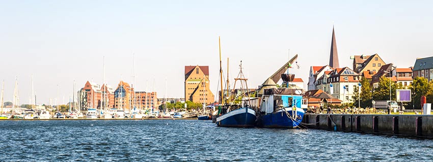 veranstaltungstechnik rostock – Ганзейский город Росток с районами Варнемюнде и Хоэ-Дюне, примыкающими к Балтийскому морю, в настоящее время является единственным крупным городом в земле Мекленбург-Передняя Померания с населением около 200 000 человек. Будучи портовым городом и домом для нескольких университетов, Росток также является местом проведения многочисленных торговых ярмарок, конференций и конгрессов. PCS поставляет в этот ганзейский город на Балтийском море из своего берлинского филиала системы гидов – PFA (Pefa), системы гидов, шепчущие кейсы и системы заводских экскурсий.