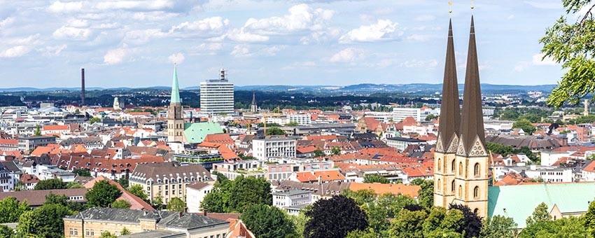 veranstaltungstechnik bielefeld - Kabiny do tłumaczeń ustnych odgrywają ważną rolę podczas wielojęzycznych kongresów, konferencji lub sympozjów –, takich jak te odbywające się w Stadthalle Bielefeld –. Kluczowym kryterium jakości kabin tłumaczeniowych jest to, że są one praktycznie dźwiękoszczelne, dzięki czemu tłumacze symultaniczni mogą w pełni skoncentrować się na swojej wymagającej pracy tłumaczeniowej w zgiełku konferencji. Oprócz doskonale działającej technologii tłumaczeniowej, takiej jak zestawy słuchawkowe z mikrofonami i słuchawkami, kabiny powinny być również wyposażone w duże okna zapewniające optymalny widok na konferencję, a także odpowiednie oświetlenie robocze.