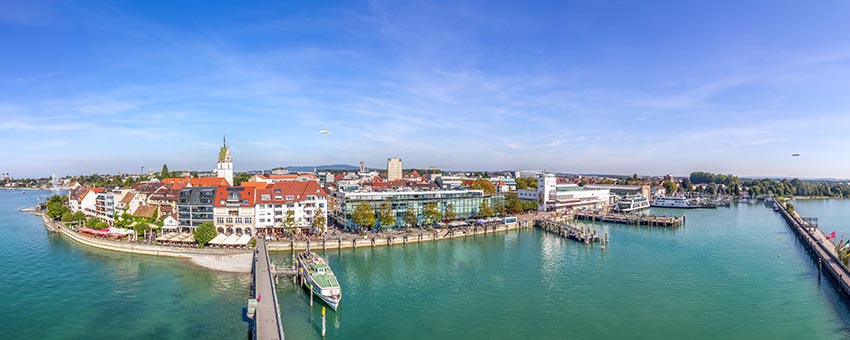 veranstaltungstechnik friedrichshafen - 60.000'in biraz altındaki nüfusuyla Friedrichshafen orta büyüklükte bir şehirdir: Havacılık ve uzay endüstrisi, otomotiv endüstrisi ve diğer yüksek teknoloji sektörlerinden şirketler, en ünlü mucidi Kont Ferdinand von Zeppelin kadar Konstanz Gölü kıyısındaki şehrin yenilikçi gücünün sembolüdür. Ekonomik açıdan güçlü ve uluslar ötesi Konstanz Gölü bölgesinin merkezi olan Friedrichshafen, çok sayıda ticari fuar ve etkinliğe ev sahipliği yapmaktadır. Ayrıca Friedrichshafen ve Konstanz Gölü kıyısı turistlerin de ilgisini çekmektedir.