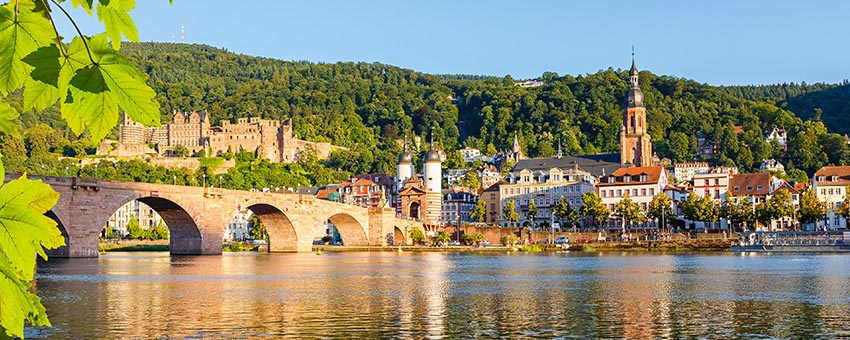 veranstaltungstechnik heidelberg – Das historische Heidelberg ist wohl immer eine Reise wert. Dabei sind 70 Prozent der Übernachtungsgäste Geschäftsreisende. Neben vielen kulturellen Großveranstaltungen finden im „Kongresshaus Stadthalle“ Hauptversammlungen und Kongresse statt. Für Tagungen und Konferenzen sind die Heidelberger Tagungshotels der optimale Ort. Wenn auch Sie eine Veranstaltung in Heidelberg planen, liefern wir von PCS Konferenztechnik Ihnen gern die passende Diskussionsanlage. Mit unseren Tischmikrofonen bzw. Sprechstellen sorgen wir für eine perfekte Kommunikation unter Ihren Teilnehmern. Dazu gehört neben einer geordneten Rednerdisziplien auch ein exzellentes Sprachverständnis. Mit den Sprechstellen von PCS: kein Problem. Im Gegenteil: wir sind mit unseren Tischmikrofonen problemlos auch für internationale Diskussionsrunden gerüstet, denn diese verfügen über eine Kopfhörerbuchse mit Sprachenwähler für Dolmetschersignale. So ist für jeden internationalen Teilnehmer die Übersetzung in die jeweilige Landessprache direkt an der eigenen Sprechstelle abgreifbar.