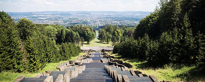 kassel - Située près du centre géographique de l'Allemagne, Kassel est, avec ses 200.000 habitants, la plus grande ville du nord de la Hesse et la troisième plus grande ville de la Hesse. Le centre d'exposition de Kassel accueille les nombreuses foires, mais il existe également de nombreuses autres installations pour les manifestations, les congrès et les événements, comme le Palais des congrès de Kassel, le parc des expositions Karlsaue, le hall documenta ou les installations de Wilhelmshöhe. De plus, Kassel dispose d'un grand nombre d'excellents musées.