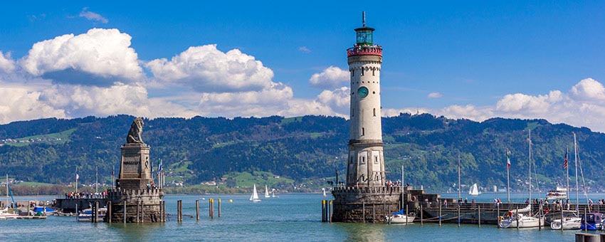 veranstaltungstechnik lindau - La ciudad isleña de Lindau es probablemente una de las más bellas del lago de Constanza. Con su casco histórico y sus vistas a los Alpes, esta pequeña ciudad del lago de Constanza es un lugar fascinante. Tanto si organiza una reunión, una conferencia o una reunión de trabajo – en esta encantadora isla, seguro que puede combinar lo agradable con lo útil. En PCS Konferenztechnik estaremos encantados de ayudarle en la realización técnica de su evento y suministrarle el sistema de debate adecuado. Con nuestras unidades de micrófono de mesa y cadenas de micrófonos de fabricantes de renombre, garantizamos una comunicación perfecta entre sus participantes. Nuestras unidades de micrófono también son adecuadas para grupos de debate internacionales, ya que disponen de conexión para auriculares con selector de canales para la traducción al idioma nacional correspondiente.