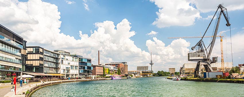 veranstaltungstechnik muenster - Congressen, conferenties en vergaderingen hebben een lange traditie in en rond Münster – niet in de laatste plaats omdat de Dertigjarige Oorlog hier officieel eindigde met de Vrede van Westfalen. Vandaag de dag is Münster nog steeds sterk afhankelijk van nationaal en internationaal congrestoerisme en beursbezoekers als onderdeel van het "Münster” Congress Initiative". Het centrum van congres- en beursactiviteiten is het Messe und Congress Centrum Halle Münsterland. De faciliteiten van de Westfälische Wilhelms Universität Münster en het Centrum voor Toegepaste Wetenschappen (FHZ) en de campussen die door de universiteit worden gebruikt, zijn echter ook populaire locaties voor conferenties en bijeenkomsten.