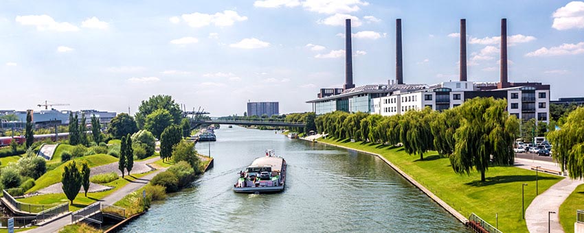 veranstaltungstechnik wolfsburg – Вольфсбург у столичному регіоні Ганновер-Брауншвейг-Геттінген-Вольфсбург у Нижній Саксонії - одне з небагатьох німецьких міст, заснованих у 20 столітті. Хоча Вольфсбург вже давно став великим містом з населенням понад 120 000 мешканців, доля міста все ще тісно пов'язана з концерном Volkswagen Group. Що стосується виставок, заходів та конгресів, то багато речей тут також прямо чи опосередковано пов'язані з автомобілебудуванням та автомобільною галуззю.