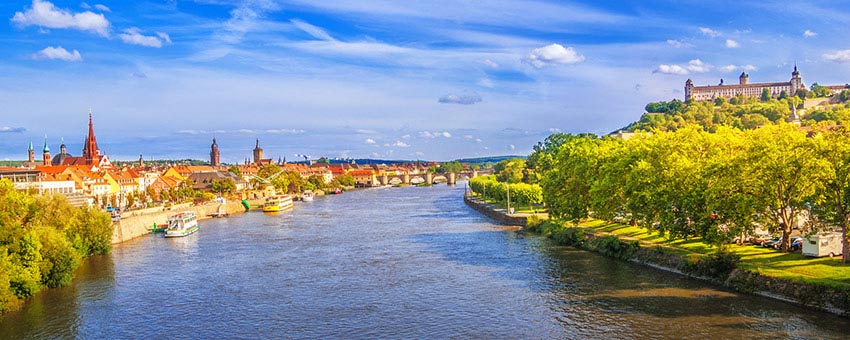 veranstaltungstechnik wuerzburg - Würzburg mit seinen knapp 125.000 Einwohnern ist das Zentrum des bayerischen Regierungsbezirks Unterfranken sowie der Region Mainfranken. Mit rund 38.000 Studenten und der Julius-Maximilian-Universität, der Fachhochschule Würzburg-Schweinfurt sowie der Hochschule für Musik Würzburg zählt die Stadt am Main zu den traditionellen Universitätsstädten Deutschlands. Unter dem Motto “Würzburg – Eine Tagungsdestination für alle Sinne” präsentiert sich das Zentrum von Mainfranken als attraktiver Ort für Konferenzen, Kongresse und Messen. Zentren des Konferenz-Tourismus sind neben dem Congress Centrum Würzburg das Tagungszentrum Festung Marienberg sowie das Museum im Kulturspeicher. Messen und größere Veranstaltungen werden vor allem in der S. Oliver Arena abgehalten.