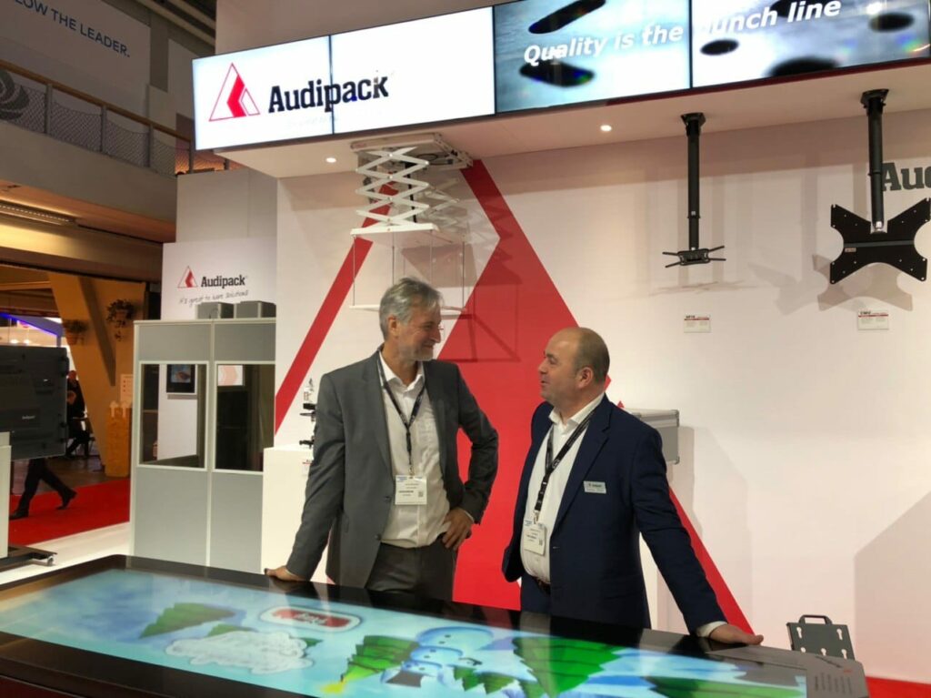 ISE 2020 Stand Aduipack – La fiera si conclude oggi e con essa le novità di quest'anno. Vi ringraziamo per l'attenzione e per le emozionanti giornate in fiera. Naturalmente è possibile acquistare i prodotti qui presentati presso il nostro ufficio vendite una volta pubblicati. Vi terremo aggiornati sulle novità e le innovazioni qui sul nostro sito web.