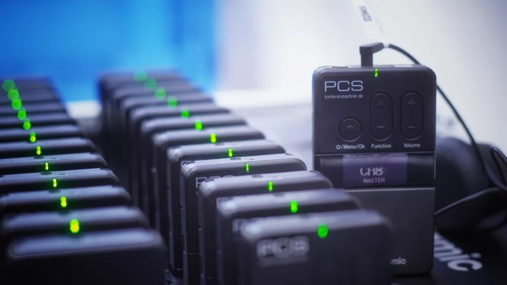 UNITE DECT Empfaenger bei PCS mieten oder kaufen leasen.jpeg – Wir vermitteln Dolmetscher für Leichte Sprache und stellen die benötigte Technik zur Verfügung. Bei inklusiven Veranstaltungen wird Dolmetschertechnik eingesetzt, um Inhalte in Leichte Sprache zu übersetzen und allen Teilnehmern ein besseres Verständnis zu ermöglichen.