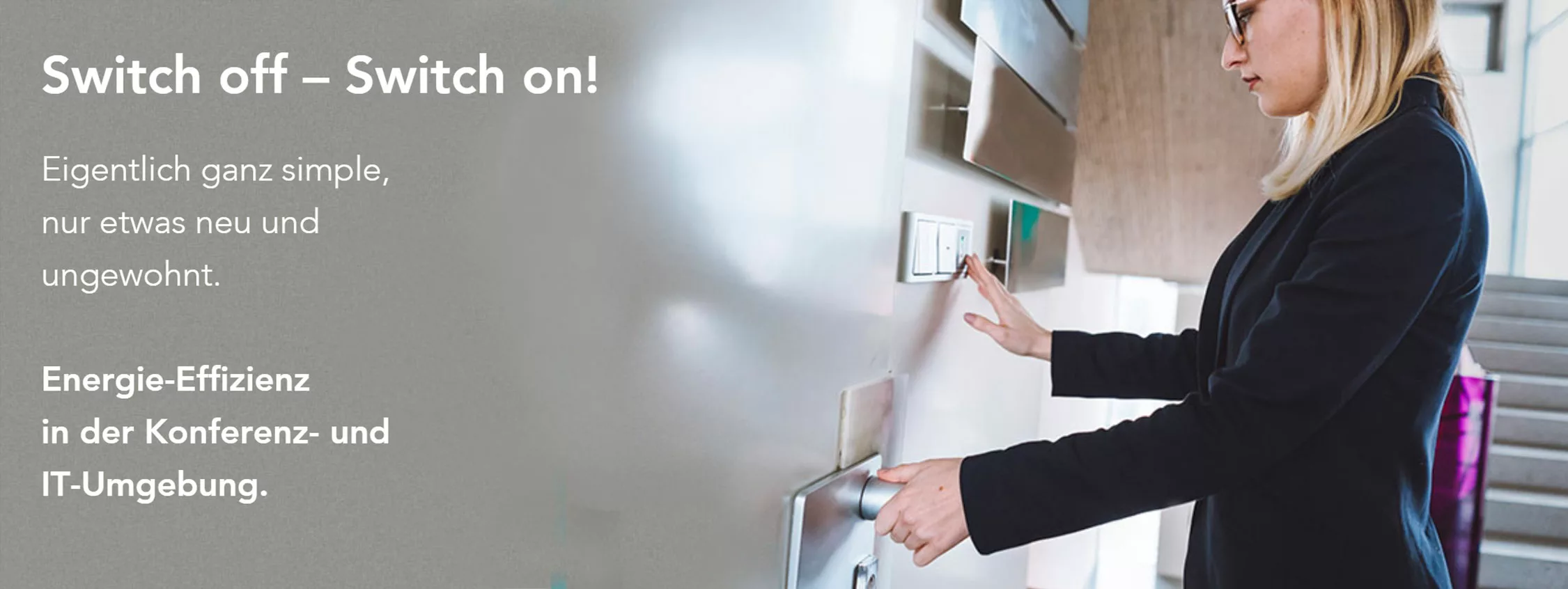 A woman stands at the apartment door and switches electricity before she leaves the apartment. Next to it is written: "Switch off - switch on! Actually quite simple, just a bit new and unusual. Energy efficiency in the conference and IT environment."