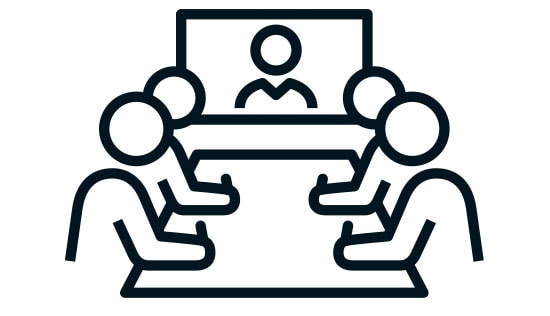 Skizzenhafte Darstellung einer Videokonferenz mit 4 Personen am Tisch und einer weiteren auf einem Monitor hinzugeschaltet