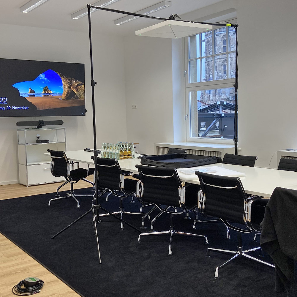 Conference room for about 10 people with ceiling microphone, camera and large monitor for hybrid sessions and meetings