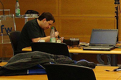 Ein PCS-Mitarbeiter arbeitet mit einem Lötkolben an einem Konferenztisch vor Ort bei einem Kunden