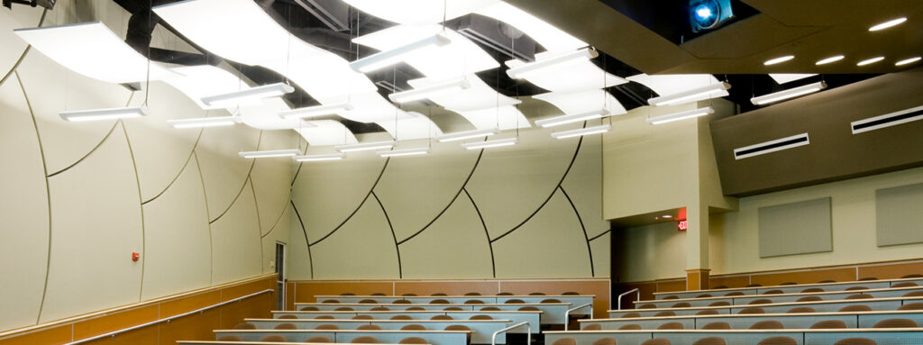 Blick auf einen leeren modernen Hörsaal - hier als Symbol für unsere Rubrik Bildung und Universitäten