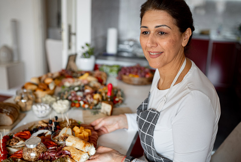 Catering z pysznymi przekąskami oraz osoba do obsługi serwująca jedzenie