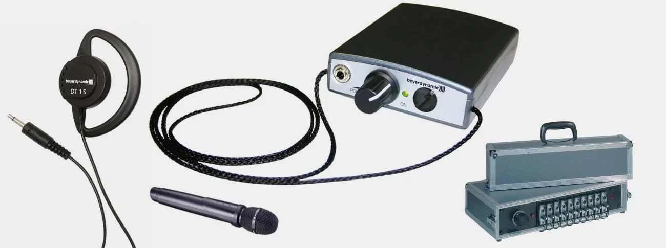 Sistema de radiocontrol Beyerdynamic, un receptor, un micrófono de mano, auriculares y un práctico estuche de carga con 10 receptores en exposición