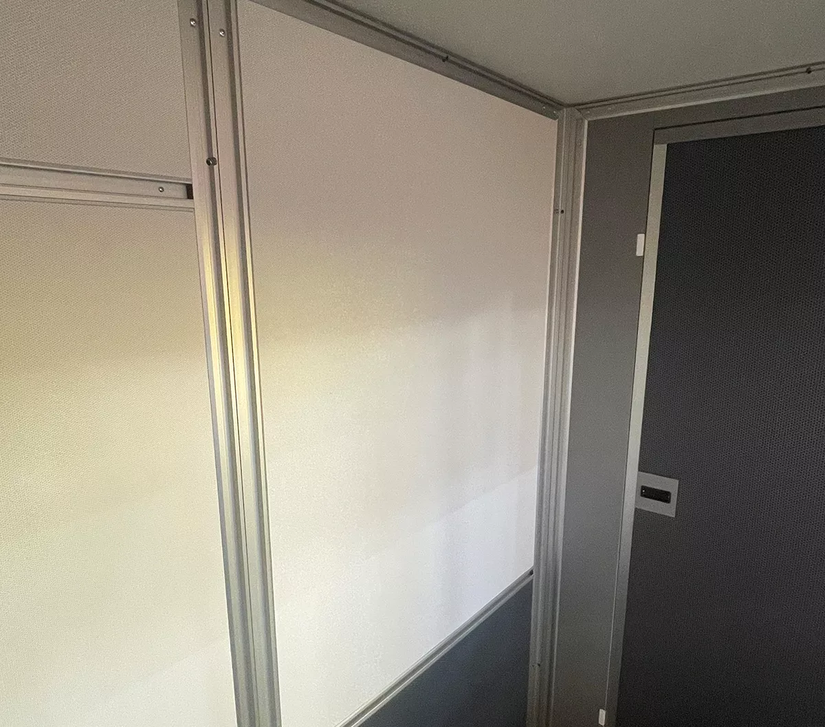 The interior walls of the new interpreting booth from Audipack are white and pleasant.