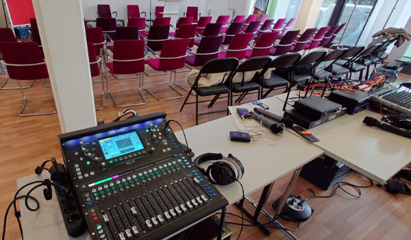 Aluguer de equipamento de som em Berlim: Vista da área técnica para uma sala de conferências. Misturador em primeiro plano.