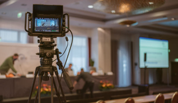 Location de matériel vidéo à berlin : vue à travers une caméra sur la scène lors d'une conférence de presse