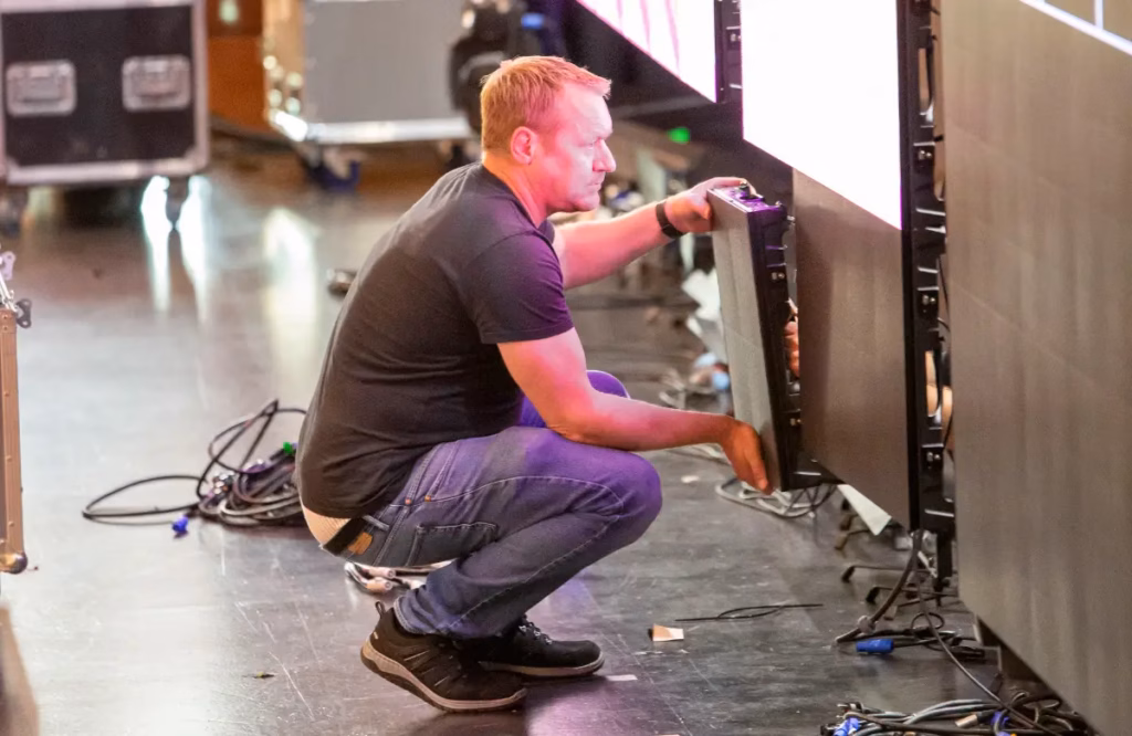 LED Videowall mieten Vermietung – PCS Konferenztechnik bietet maßgeschneiderte LED-Videowall Lösungen für Events, Konferenzen und Unternehmen – von Beratung über Installation bis zur Wartung, alles aus einer Hand.